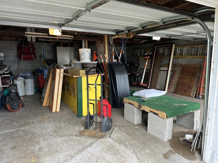 #100-•-waterfront-pub-with-4-bed/2-bath-apartment-image-122