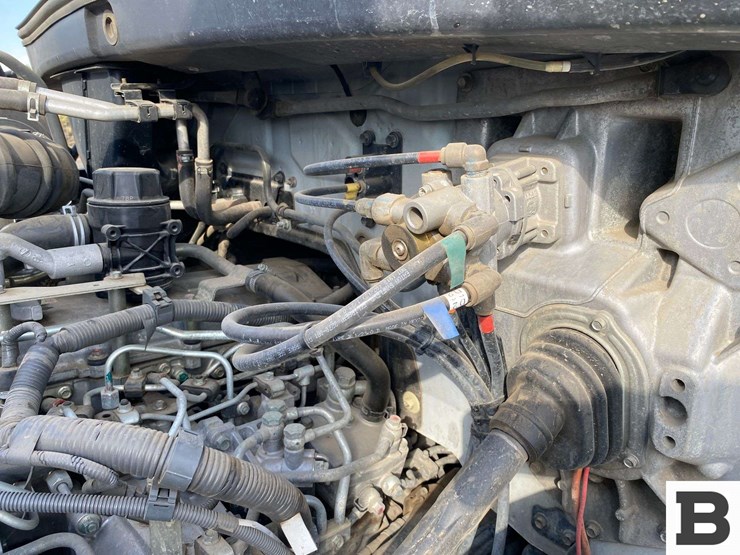 2014-hino-268-image-34