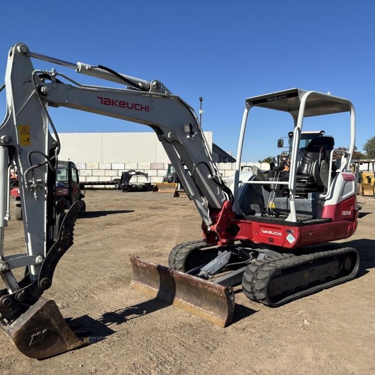 2022 TAKEUCHI TB240