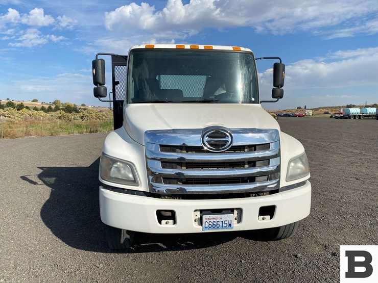 2014-hino-268-image-8