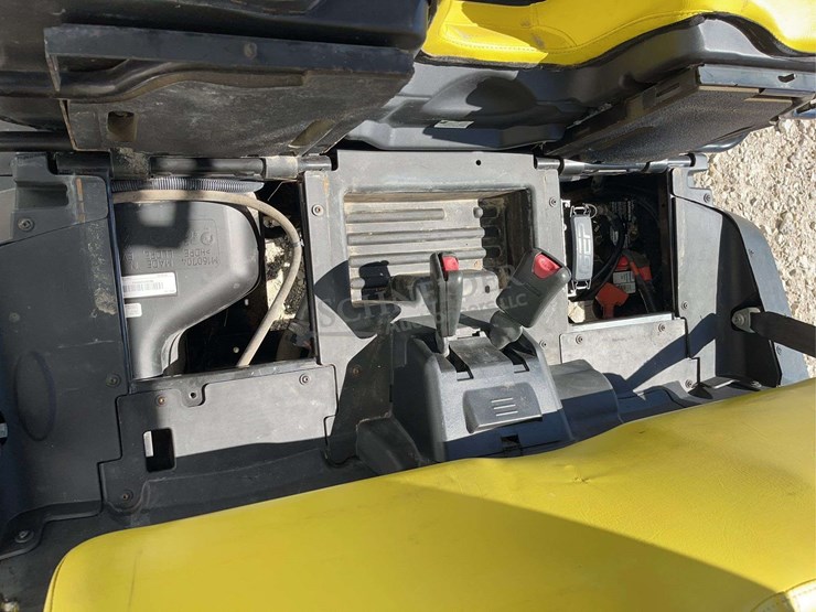 2016-john-deere-gator-image-28