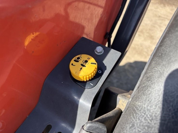 2021-kubota-l4701d-image-27