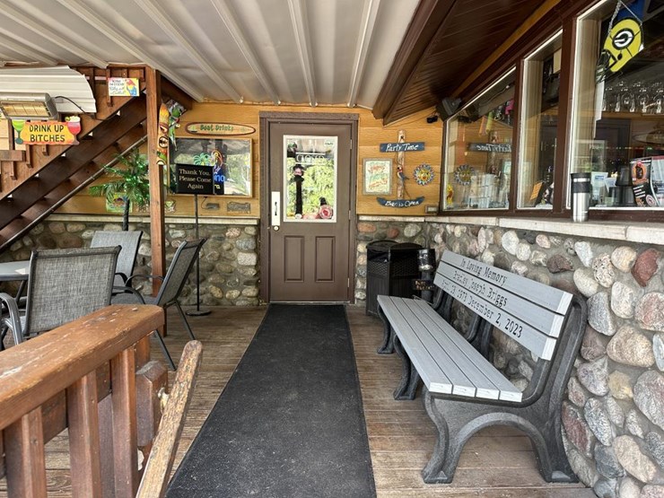 #100-•-waterfront-pub-with-4-bed/2-bath-apartment-image-6