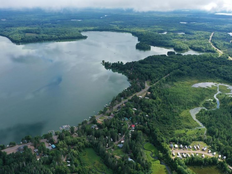 #100-•-waterfront-pub-with-4-bed/2-bath-apartment-image-2