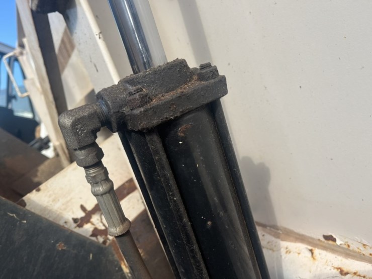 2011-international-7600-image-50