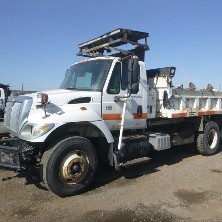 2003 INTERNATIONAL 7400