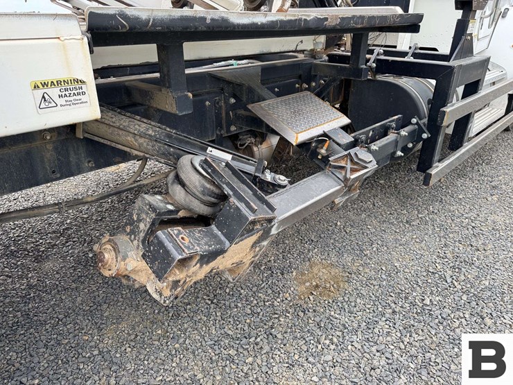 2013-peterbilt-348-image-35