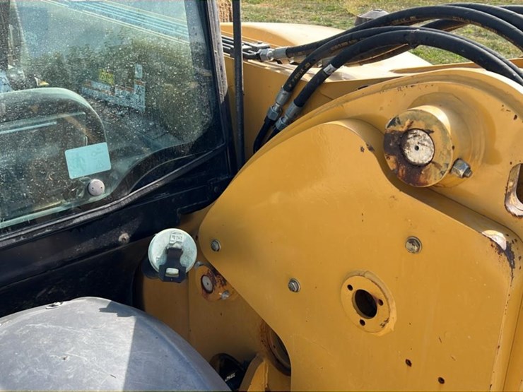 #102-•-2015-cat-th225c-telehandler-image-24