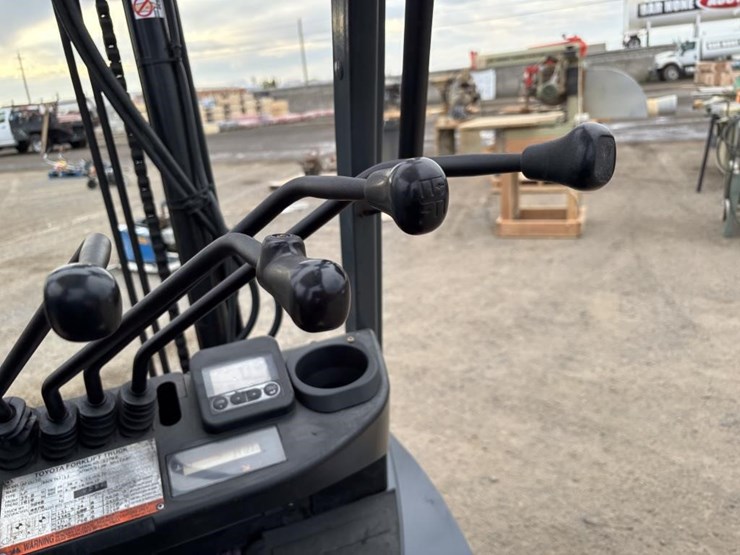 2011-toyota-8fgu30-image-21