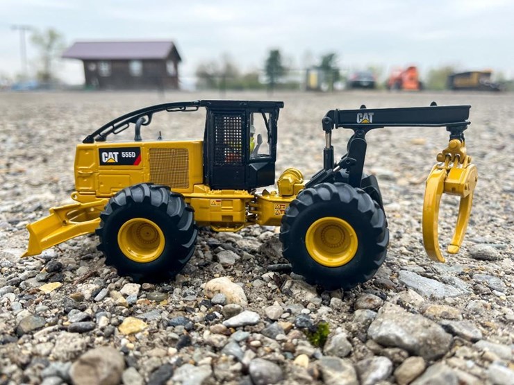 #91-•-cat-555d-wheel-skidder-1:50-scale-replica---die-cast-metal-image-4