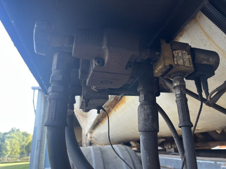 2011-international-7600-image-70