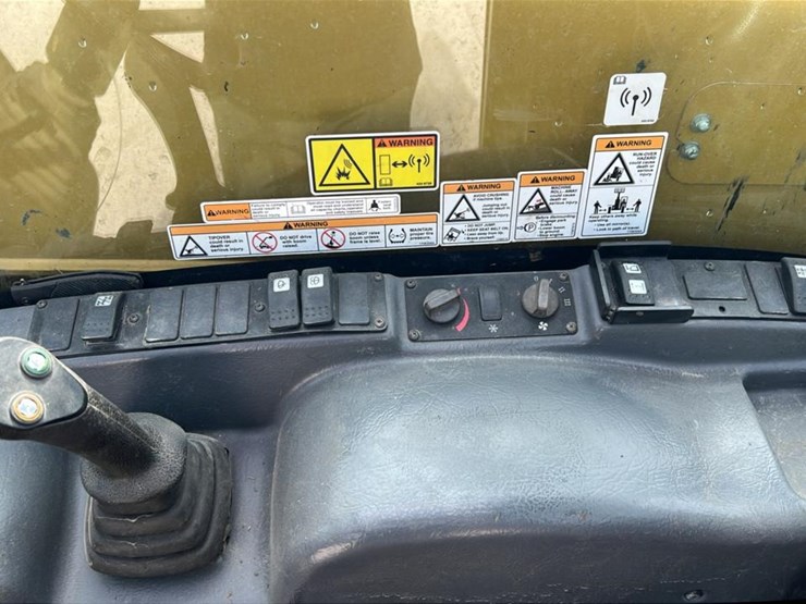 #102-•-2015-cat-th225c-telehandler-image-12