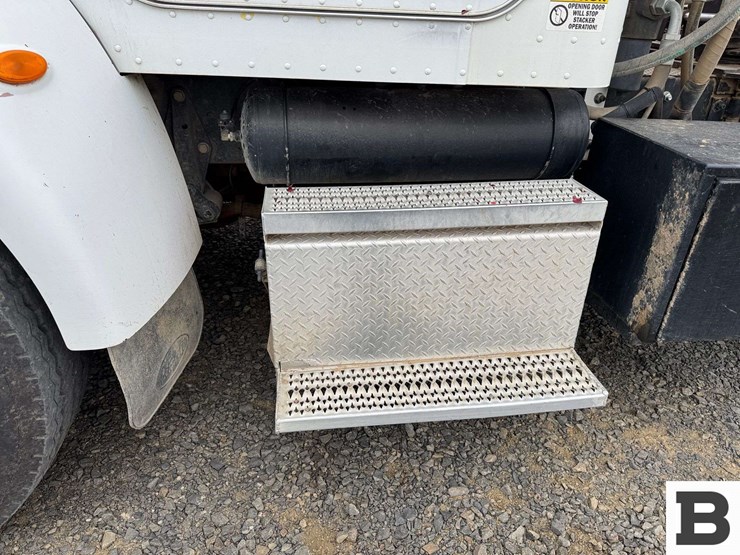 2013-peterbilt-348-image-11