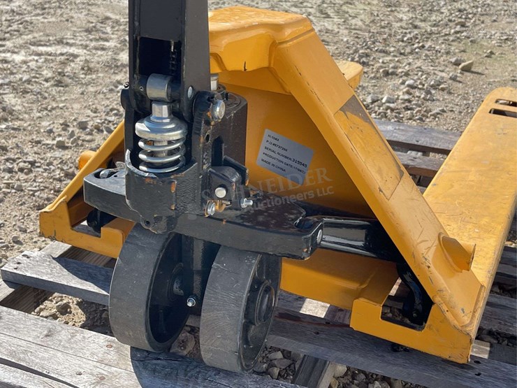 u-line-h-1043-5,500-lb.-pallet-jack-image-5