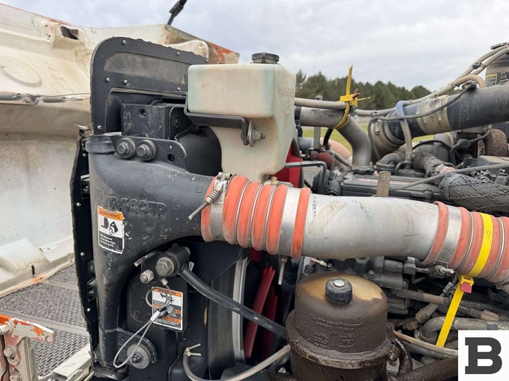 2013-peterbilt-348-image-43