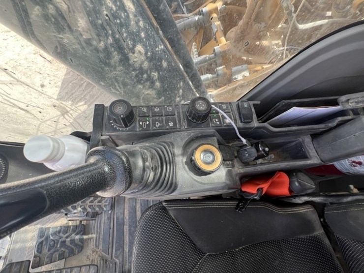 2021-caterpillar-395-image-45