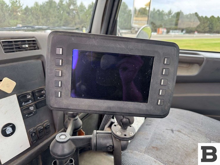 2013-peterbilt-348-image-56