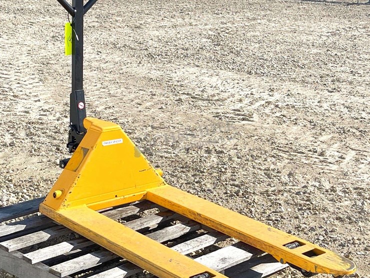 u-line-h-1043-5,500-lb.-pallet-jack-image-2