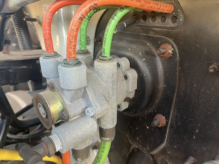 2011-international-7600-image-18