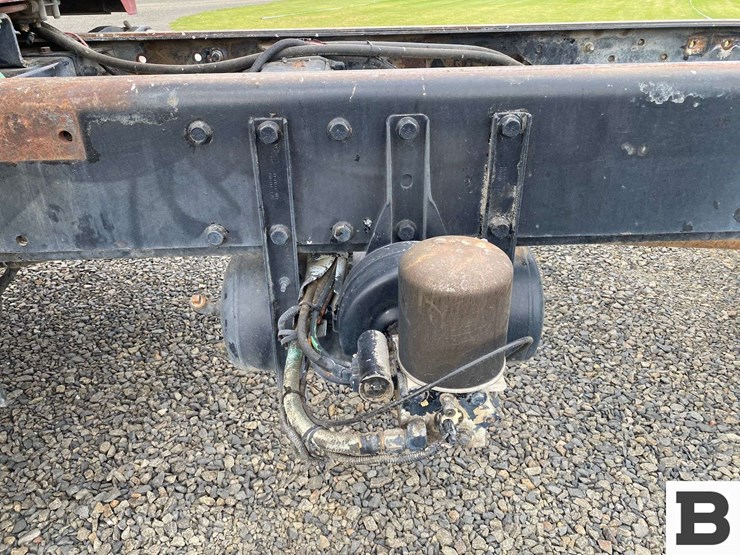 2003-peterbilt-330-image-10