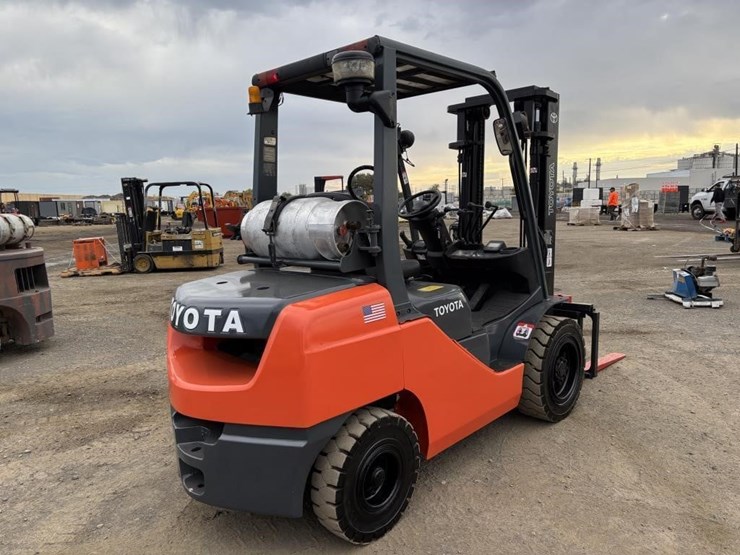 2011-toyota-8fgu30-image-3