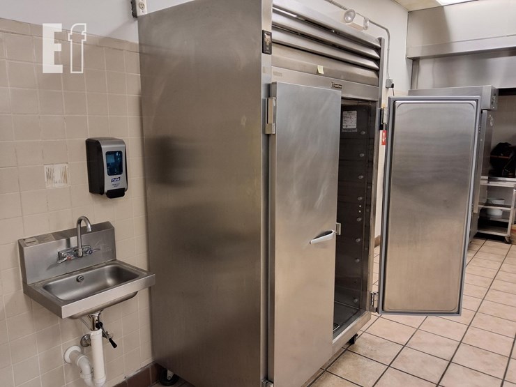 traulsen-refrigerator-double-door-commercial-image-3