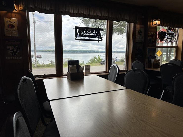 #100-•-waterfront-pub-with-4-bed/2-bath-apartment-image-63