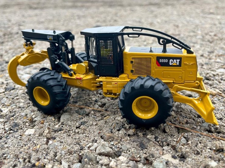 #91-•-cat-555d-wheel-skidder-1:50-scale-replica---die-cast-metal-image-1