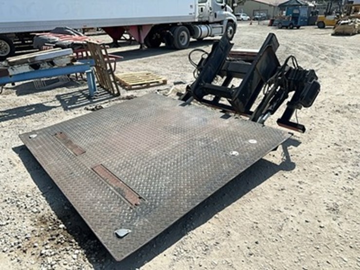 lot#--heavy-duty-liftgate-image-1