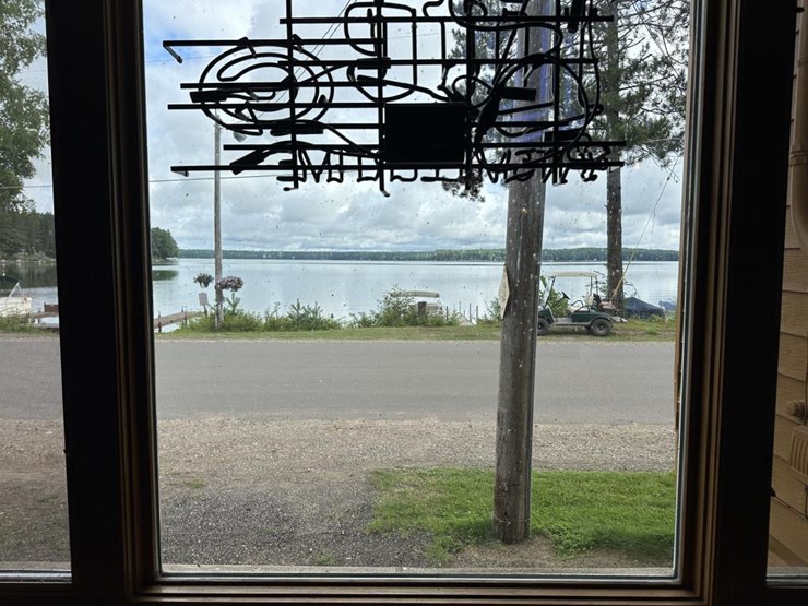 #100-•-waterfront-pub-with-4-bed/2-bath-apartment-image-61