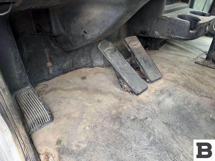 2013-peterbilt-348-image-52