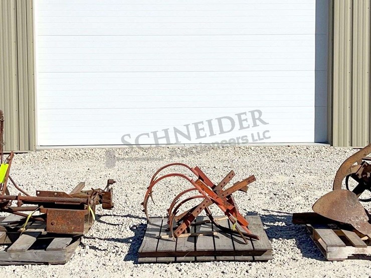 allis-chalmers-model-g-tractor-w/-implements-image-31