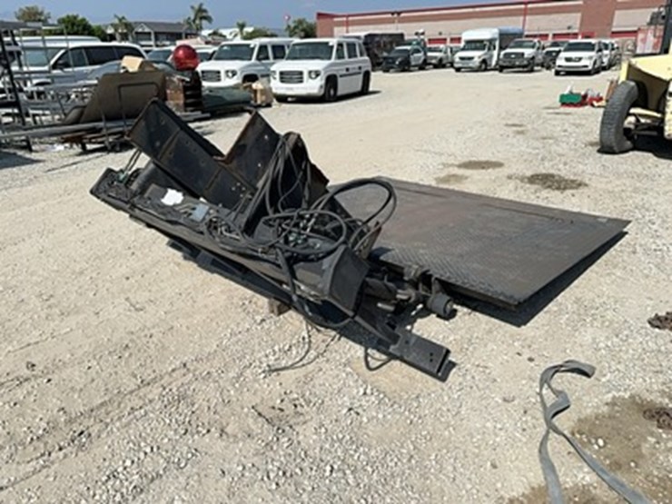 lot#--heavy-duty-liftgate-image-3