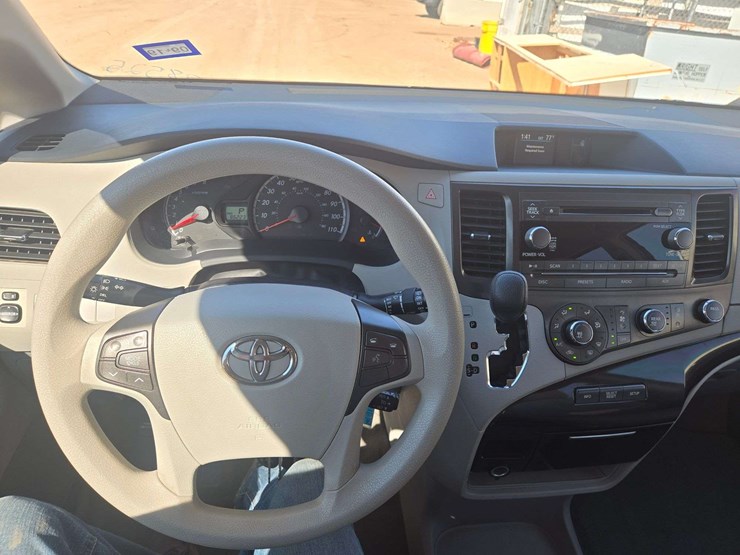 2012-toyota-sienna-le-image-12