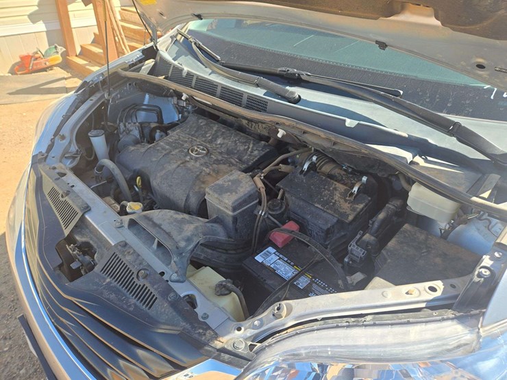 2012-toyota-sienna-le-image-16