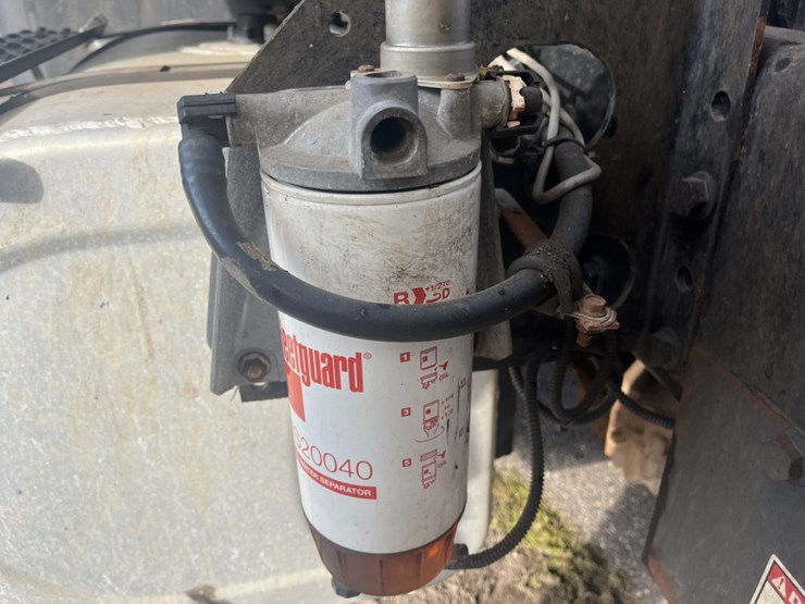 2011-international-7600-image-36