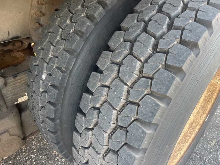 2011-international-7600-image-140