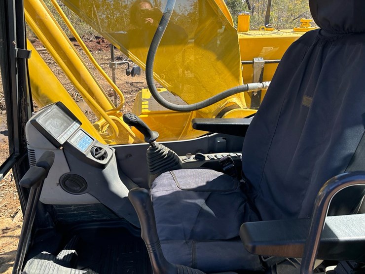 2014-komatsu-pc210-lc-10-image-7