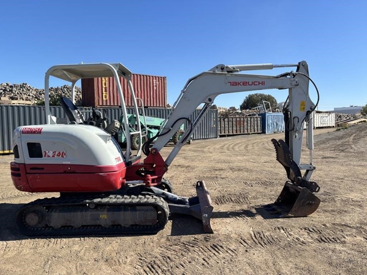 2022-takeuchi-tb240-image-7