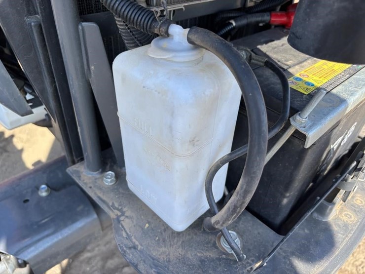 2021-kubota-l4701d-image-36