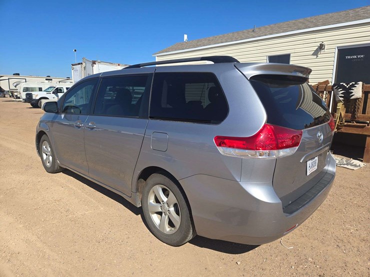 2012-toyota-sienna-le-image-4