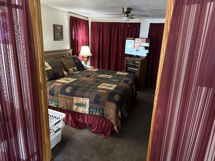 #100-•-waterfront-pub-with-4-bed/2-bath-apartment-image-91