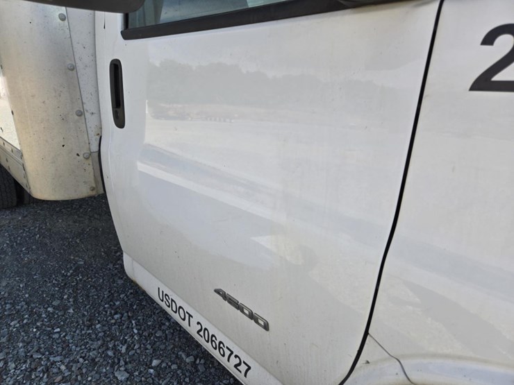 #5013-•-2015-chevrolet-4500-box-truck-image-17