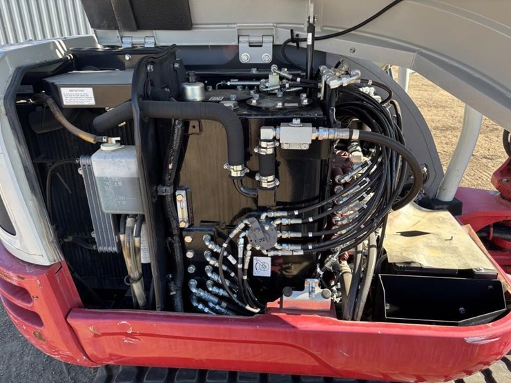 2022-takeuchi-tb240-image-41