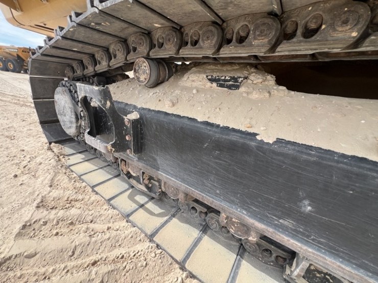 2021-caterpillar-395-image-29