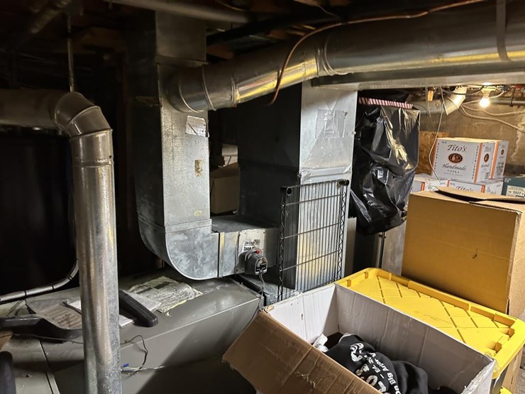 #100-•-waterfront-pub-with-4-bed/2-bath-apartment-image-132