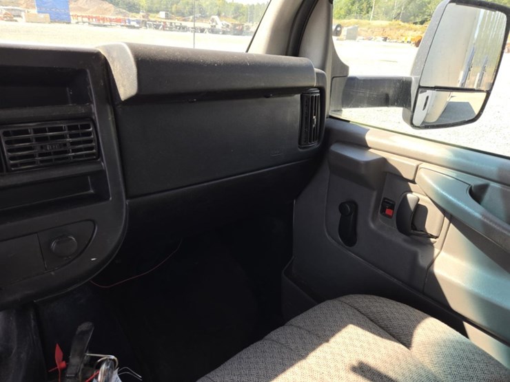 #5013-•-2015-chevrolet-4500-box-truck-image-66