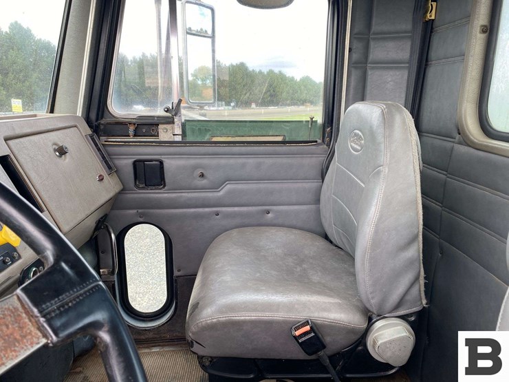 2003-peterbilt-330-image-29