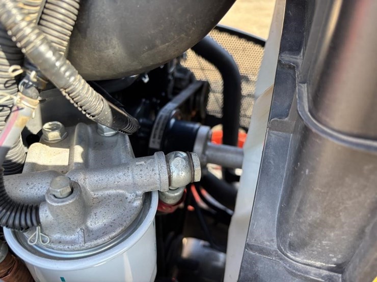 2021-kubota-l4701d-image-35