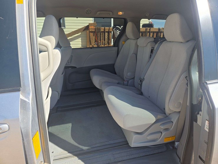 2012-toyota-sienna-le-image-9